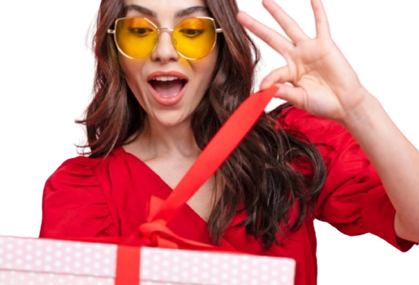 zdjęcie kobiety otwierajacej paczke